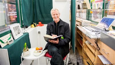 سيناريست يقيم «كشك الثرثرة» للركاب في محطة مترو بهامبورج