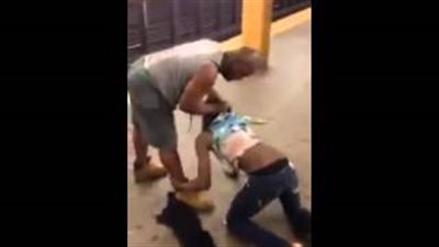 بالفيديو.. رجل يسحل امرأة داخل المترو