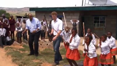 بالفيديو..رقصة الأمير هارى مع الصم والبكم