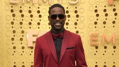 سترلينج كي براون يخطف الأنظار بالأحمر في حفل جوائز الأيمي (صور)