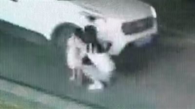 لقطات مروعة للحظة وفاة طفلة بين أحضان والدتها (فيديو)