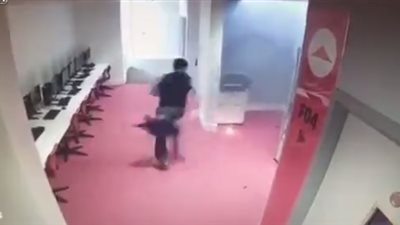 لحظة انفجار آلة تصوير في وجه معلم (فيديو)