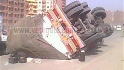 بالصور.. انقلاب مقطورة نقل على الدائرى