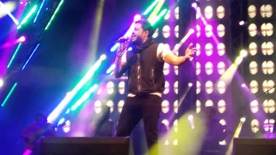 حماقي لجمهوره بالإسكندرية: حقكم عليا.. وفتاة: حلمي أتصور معاك (فيديو)