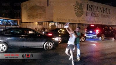 متظاهر تركي يلصق صورة طفل شهيد على سيارة 