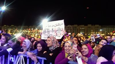 فتاة لمحمد حماقي: «مش همشي غير لما أتصور معاك»