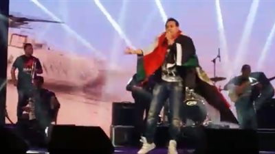 حكيم يشعل حماس المصريين في الكويت بـ«قالوا إيه» و«تسلم الأيادي» (فيديو)