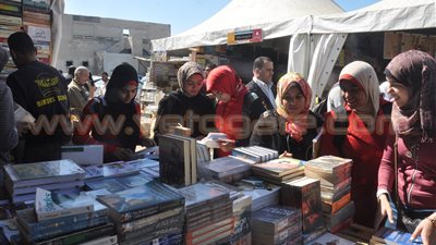 بالفيديو.. إقبال مواطني الإسكندرية على معرض الكتاب لليوم الثالث