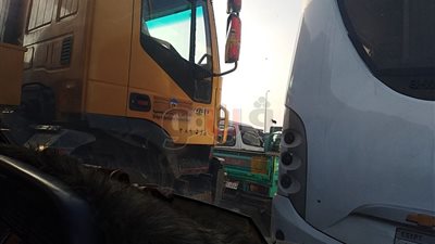 انقلاب شاحنة محملة بمادة كيميائية على الطريق الدائري