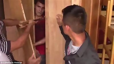 خطة محكمة لقاتل يفر من السجن بطريقة غير متوقعة (فيديو)