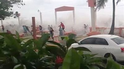 موجة مرتفعة تغرق رواد شاطئ في بورتوريكو (فيديو وصور)