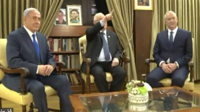 قعدة صهاينة.. ريفلين يعقد جلسة مع نتنياهو وجانتس