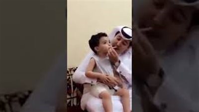 شاهد ماذا حدث لشاب أجبر طفلا على التدخين بالسعودية (فيديو)