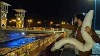 فوتوسيشن لشاب و«مخدة» على كوبري ستانلي تشعل «فيس بوك» (صور)