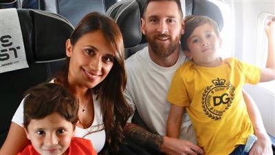 ميسي يتوجه لميلانو برفقة أسرته لحضور حفل توزيع جوائز الأفضل