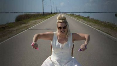 امرأة تحتفل بطلاقها على طريقتها الخاصة (صور)