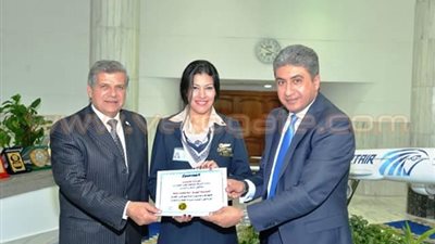 «مصر للطيران» تكرم مضيفة لإعادتها ١٣٠٠ دولار عثرت عليها