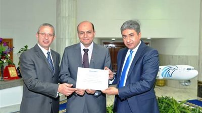 «مصر للطيران» تكرم مدير مكتبها بتشاد تقديرا لمجهوداته