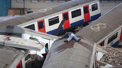 بالفيديو والصور.. سقوط عقار على محطة مترو في لندن