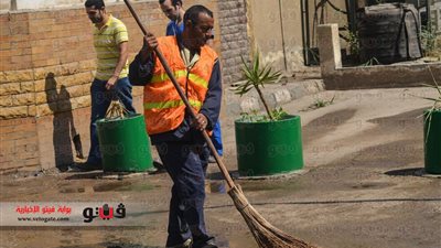 بالصور.. حملة نظافة أمام مستشفى أم المصريين قبل وصول وزراء الصحة والبيئة