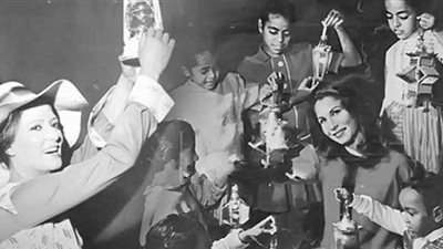 شمس وزيزى تداعبان الأطفال بالفوانيس