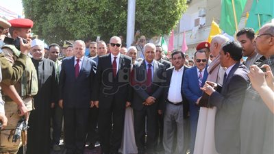 محافظ قنا يضع إكليلا من الزهور على النصب التذكاري لشهداء معركة البارود