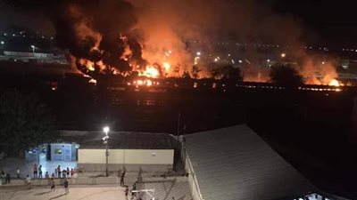 إخماد حريق هائل بالقرب من محطة قطار السكة الحديد المنيا (فيديو)