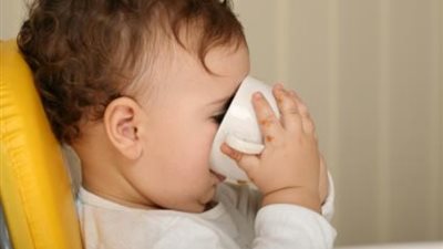 6 أطعمة تهدد حياة طفلك في عامه الأول