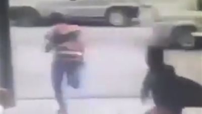 لحظة سرقة هاتف محمول من شخص في مقهى بالمغرب (فيديو)