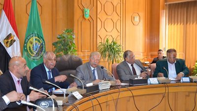 «طاهر» يناقش استعدادات مهرجان الإسماعيلية للأفلام التسجيلية