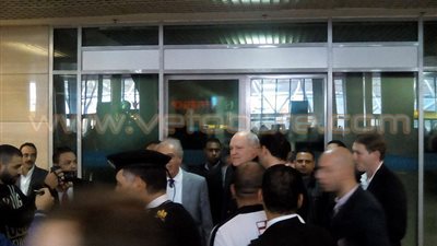 بالفيديو والصور.. وصول «مارتن يول» مدرب الأهلي الجديد إلى مطار القاهرة