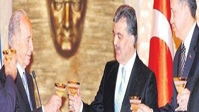 مؤسس «تمرد» ينشر صورة لأردوغان يشرب الخمر مع بيريز