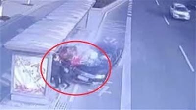 حادث مروع لاصطدام سيارة وتروسيكل في محطة أتوبيس بالصين (فيديو)