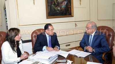 رئيس الحكومة ووزير الإسكان يستعرضان تصميمات العاصمة الإدارية