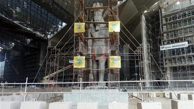 التجهيزات النهائية لعرض تمثال رمسيس الثاني بالمتحف الكبير