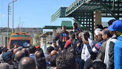 مئات من الأهالي يودعون شهيد بورسعيد (صور)