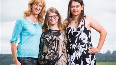 بالصور.. فتاة سعيدة لتحول والدها وزوجها إلى نساء فاتنات