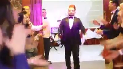 عريس يشعل حفل زفافه بالرقص على أغنية «فودافون» (فيديو)