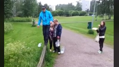 شاب يتعرض لسقوط مروع أثناء سيره على حافة حديقة (فيديو)