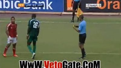 بالفيديو ... حكم موقعة القطن يشهر الكارت الأصفر في وجه 