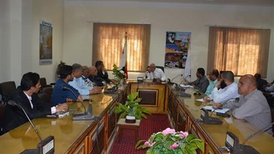 محافظ الوادي الجديد يوجه بالتأمين على جميع العمالة بالورش والمصانع