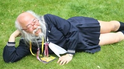 بالصور.. ياباني يعشق ارتداء ملابس المراهقات في الشارع