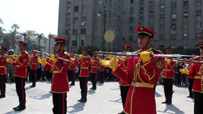 المواطنون يحتفلون بنصر أكتوبر على ألحان الموسيقى العسكرية في التحرير