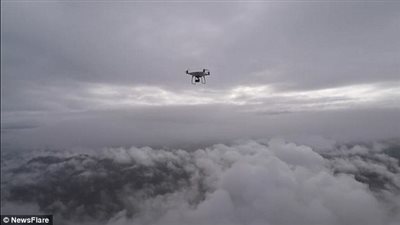 طائرة بدون طيار تفسد لحظة رومانسية لسائحين (فيديو وصور)