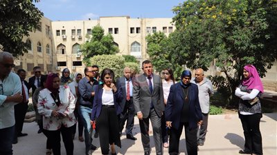 رئيس جامعة عين شمس يتفقد أعمال التطوير بكلية الطب