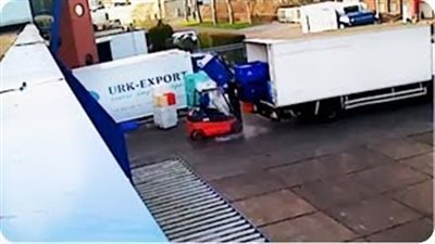 بالفيديو.. سائق رافعة شوكية يسقط صندوق أسماك فوق رأسه