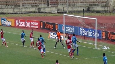 إيقاف مباراة الأهلي والقطن الكاميروني.. والجماهير تقتحم الملعب