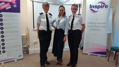 شرطيان يرقصان «الهولا هوب» في اليوم العالمى للمرأة (فيديو وصور)