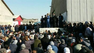 إيران تغلق أكبر مصنع للسكر بسبب إضراب العاملين