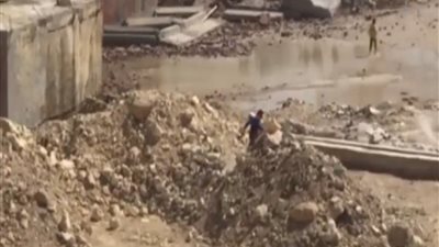 بالفيديو.. انهيار 6 ورش بمنطقة شق الثعبان.. مصرع ثلاثة أشخاص وإصابة آخرين.. 7 فرق من الحماية المدنية تستخرج جثتين من تحت الأنقاض.. وشاهد عيان: هبوط بالجبل سبب الحادث